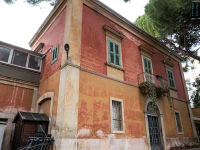 Osserviamo la lineare ed elegante struttura di un color rosso pompeiano ormai sbiadito e tendente all�ocra: si sviluppa su due livelli, sebbene comprenda anche un terrazzo e un piano sotterraneo